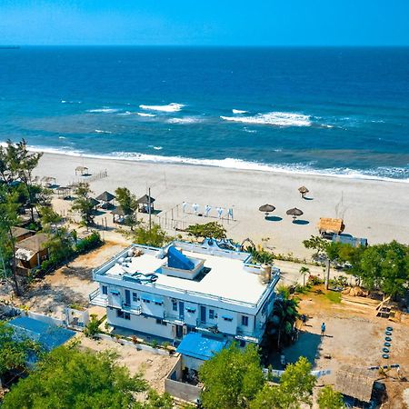 Club Monet Beachfront Resort By Cocotel Cabangan Екстер'єр фото
